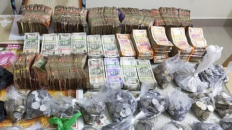 மகேஸ்வரியின் வீட்டில் இருந்து கடந்த மே மாதம் பறிமுதல் செய்யப்பட்ட ரூ.20 லட்சம் ரொக்கப் பணம்.