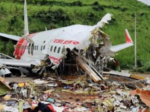 கோழிக்கோட்டில் விபத்துக்குள்ளான ஏர் இந்தியா விமானத்தின் உடைந்த பகுதி: படம் | ஏஎன்ஐ.