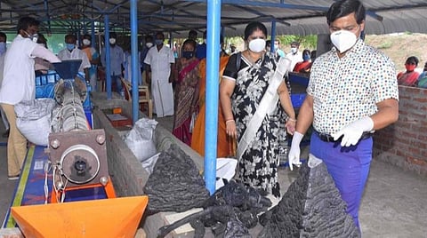 சனிக்கிழமை திட எரிபொருள் தயாரிக்கும் நிறுவனத்தை ஆய்வு செய்த ஆட்சியர் கொ. வீர ராகவ ராவ்