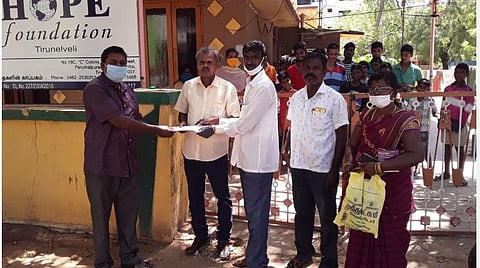 உதவும் வானொலி நேயர்கள்.