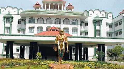 மேலூர் தெற்குதெரு முதல் தர்மசானப்பட்டி வரை உள்ள பொதுச்சாலை ஆக்கிரமிப்பை 10 வாரத்தில் அகற்ற வேண்டும்: உயர் நீதிமன்றம் உத்தரவு