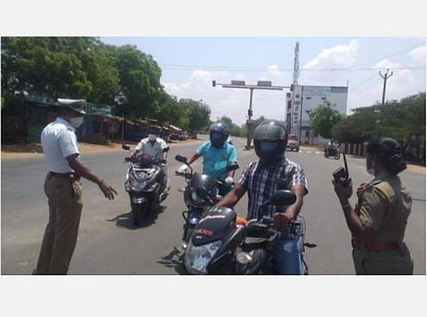 ஞாயிற்றுக்கிழமைகளில் தளர்வில்லா ஊரடங்கை எதிர்த்து உயர் நீதிமன்றத்தில் வழக்கு