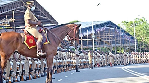 சென்னை ராஜாஜி சாலையில் உள்ள புனித ஜார்ஜ் கோட்டை முன்பாக நேற்று நடந்த சுதந்திர தின அணிவகுப்பு ஒத்திகையில் ஆயுதப்படை போலீஸார், மகளிர் காவல் பணியாளர்கள், குதிரைப் படையினர் முகக் கவசம் அணிந்து பங்கேற்றனர். படங்கள்: ம.பிரபு