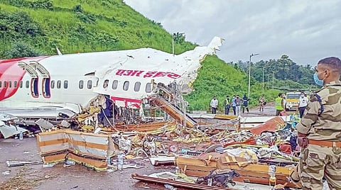 விமான விபத்தில் சிக்கியவர்களை காப்பாற்றிய உள்ளூர் மக்கள்