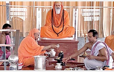 தமிழகத்தைச் சேர்ந்த சுவாமி தயானந்த சரஸ்வதியின் 90-வது ஜெயந்தி விழா அவரது சமாதி அமைந்துள்ள ரிஷிகேஷ் ஆசிரமத்தில் நேற்று நடைபெற்றது. இதில் சுவாமி தயானந்தரின் முதன்மை சீடரும், ஆர்ஷ வித்யா பீடத்தின் துணை தலைவருமான சுவாமி சாக்ஷாத்க்ருதானந்த சரஸ்வதி, சுவாமி தயானந்தரின் அதிஷ்டானத்தில் வைதீக முறைப்படி அபிஷேக ஆராதனைகள் செய்தார்.