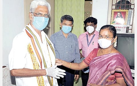 சோழவரம் அருகே பாடியநல்லூரில் வெள்ளையனே வெளியேறு இயக்கத்தில் பங்கேற்ற சுதந்திரப் போராட்ட தியாகிகளான சந்தியாகு, கணேசன் ஆகியோரை நேற்று திருவள்ளூர் மாவட்ட ஆட்சியர் மகேஸ்வரி, குடியரசுத் தலைவர் அனுப்பி வைத்த அங்கவஸ்திரம், சால்வையை அணிவித்து கவுரவித்தார்.