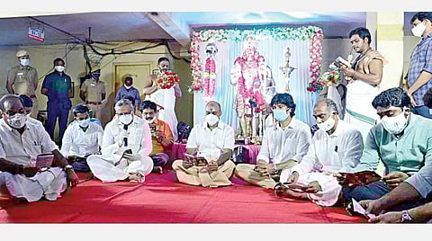 சென்னை கோயம்பேட்டில் உள்ள தமிழக பாஜக தலைவர் எல்.முருகனின் இல்லம் முன்பு நேற்று அலங்கரிக்கப்பட்ட முருகப் பெருமான் சிலை, வேல் ஆகியவற்றுக்கு பூஜை செய்து, அனைவரும் இணைந்து கந்த சஷ்டி கவசம் பாடினர்.