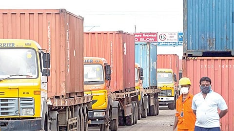 சென்னையை அடுத்த மணலியில் உள்ள தனியார் யார்டில் இருந்து 10 கன்டெய்னர்கள் மூலம் அமோனியம் நைட்ரேட் ஹைதராபாத்துக்கு நேற்று எடுத்து செல்லப்பட்டது. படம்: பு.க.பிரவீன்