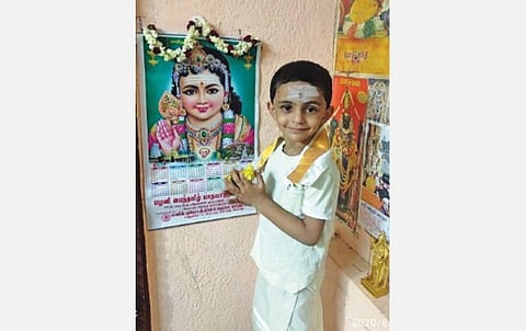 அனகாபுத்தூரில் சித்தாந்த் என்ற சிறுவன் முருகர் படத்துக்கு பூஜை செய்து, கந்த சஷ்டிப் பாராயணமும் செய்தார்.