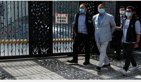 ஆப்பிள் டெய்லி நாளேட்டின் நிறுவனர் ஜிம்மி லாய் கைது செய்யப்பட்ட காட்சி : படம் உதவி ட்விட்டர்