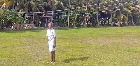 கரூர் மாவட்டம் சோமூர் பகுதியில் கையில் தொட்டு விடும் அளவுக்கு மிகவும் தாழ்வாக செல்லும் மின் கம்பிகள்.படம்: க.ராதாகிருஷ்ணன்