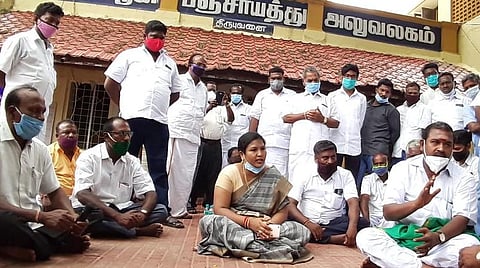 போராட்டத்தில் ஈடுபட்ட என்.ஆர்.காங்கிரஸ் எம்எல்ஏக்கள்.