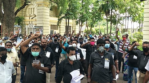 ரயில்வே திருச்சி கோட்ட மேலாளர் அலுவலக வளாகத்தில் ஆர்ப்பாட்டத்தில் ஈடுபட்ட எஸ்ஆர்எம்யூ தொழிற்சங்கத்தினர். | படம்: ஜெ.ஞானசேகர்