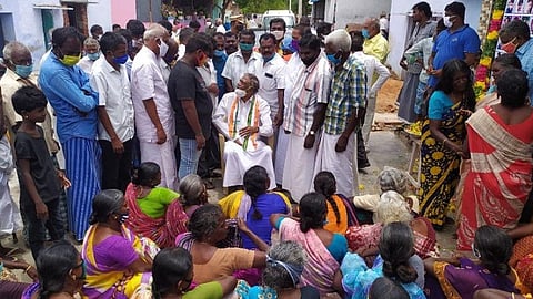 கேரளாவில் உயிரிழந்த கயத்தாறை சேர்ந்த தொழிலாளர்களின் உறவினர்களை நேரில் சந்தித்து காங்கிரஸ் சார்பில் முன்னாள் எம்.பி. தனுஷ்கோடி ஆதித்தன் ஆறுதல் கூறினார்.