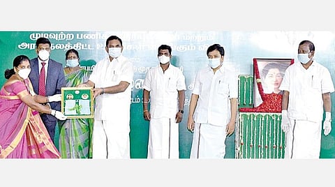 கள்ளக்குறிச்சி ஆட்சியர் அலுவலகத்தில் ரூ.33.31 கோடி மதிப்பீட்டிலான நலத்திட்ட உதவிகளை பயனாளிகளுக்கு வழங்கும் முதல்வர் பழனிசாமி. உடன் அமைச்சர் சி.வி.சண்முகம், சட்டமன்ற உறுப்பினர்கள் குமரகுரு, அ.பிரபு மற்றும் மாவட்ட ஆட்சியர் கிரண் குராலா உள்ளிட்டோர் உள்ளனர்.