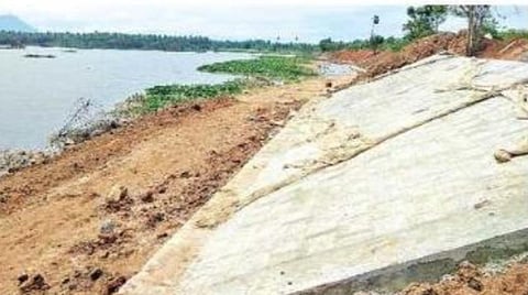 வெள்ளலூர் குளக்கரையின் உட்புறம் அமைக்கப்பட்டுள்ள கான்கிரீட் தளம்.