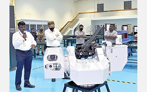 திருச்சி துப்பாக்கித் தொழிற்சாலையில் தயாரிக்கப்பட்டு, நேற்று முன்தினம் அறிமுகப்படுத்தப்பட்ட ரிமோட் உதவியுடன் இயங்கும், நிலைப்படுத்தப்பட்ட தொலை கட்டுப்பாட்டு துப்பாக்கி.