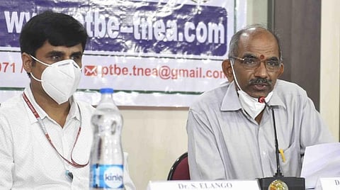 பகுதிநேர பி.இ., பி.டெக். படிப்புகளுக்கு விண்ணப்பிப்பது குறித்து பேட்டியளித்த வி.செல்லதுரை. அருகில் எஸ்.இளங்கோ | படம்: ஜெ.மனோகரன்.