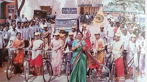 புதுக்கோட்டையில் அறிவொளி விழிப்புணர்வு பெண்கள் சைக்கிள் பேரணியைத் தொடங்கி வைக்கிறார் அப்போதைய ஆட்சியர் ஷீலாராணி சுங்கத்.(கோப்பு படம்)