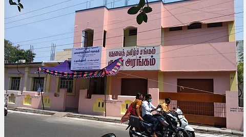 விதி மீறி எம்எல்ஏ அலுவலகத்துக்கு வாடகை: புதுவைத் தமிழ்ச் சங்கக் கட்டிடத்தைக் கையகப்படுத்த கோரி ஆர்ப்பாட்டம்