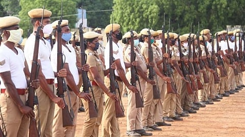 கரோனாவால் கண்கவர் கலை நிகழ்ச்சிகள் இன்றி சுதந்திர தின கொண்டாட்டத்துக்கு ஆயத்தம்: மதுரையில் காவல்துறையினரின் அணிவகுப்பு ஒத்திகை