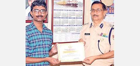 மாணவர் ஆர்.பி.சரண் தீபக்குக்கு பாராட்டுச் சான்று வழங்கிய தெற்கு ரயில்வே பாதுகாப்புப் படை ஐ.ஜி. பிரேந்திரகுமார்.