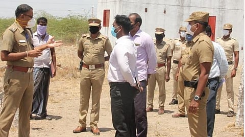 வெடிமருந்து கிடங்குகளில் தூத்துக்குடி எஸ்.பி திடீர் ஆய்வு: பாதுகாப்பாகக் கையாள உரிமையாளர்களுக்கு அறிவுரை