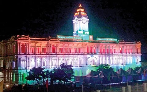 சுதந்திர தினத்தை முன்னிட்டு மூவர்ணக் கொடியின் நிறத்தை பிரதிபலிக்கும் சென்னை ரிப்பன் மாளிகை. படம்: க.ஸ்ரீபரத்