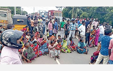 மயான நிலம் ஆக்கிரமிக்கப்பட்டுள்ளதாகக் கூறி செங்குன்றம்-திருவள்ளூர் நெடுஞ்சாலையில் நேற்று மறியலில் ஈடுபட்ட மக்கள். படம் : இரா.நாகராஜன்.