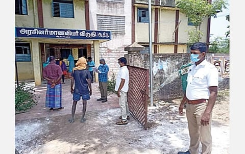 ஆலங்குடியில் முகக்கவசம் அணியாமல் சாலையில் சென்றவர்களை நிறுத்தி கரோனா பரிசோதனைக்கு உட்படுத்தும் மருத்துவக் குழுவினர்.