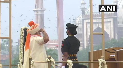 டெல்லி செங்கோட்டையில் பிரதமர் மோடி தேசியக் கொடி ஏற்றி வணக்கம் செலுத்திய காட்சி : படம் ஏஎன்ஐ