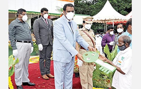 காஞ்சிபுரத்தில் நேற்று நடைபெற்ற சுதந்திர தின விழாவில் தேசியக் கொடியை ஏற்றி வைத்து நலத்திட்ட உதவிகளை வழங்குகிறார் மாவட்ட ஆட்சியர் பொன்னையா. உடன் மாவட்ட காவல் கண்காணிப்பாளர் சண்முகப்பிரியா மற்றும் அதிகாரிகள்.