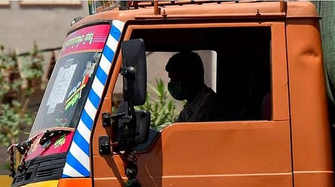 மக்களின் அத்தியாவசிய சேவைக்கு இயக்கப்படும் வாகனங்களுக்கு இ-பாஸ் விலக்கு அளிக்க வேண்டும்: வாடகை வாகன உரிமையாளர்கள் வலியுறுத்தல்