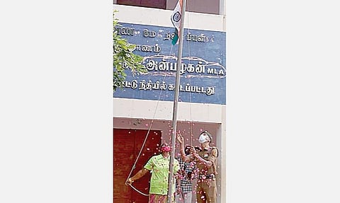 கும்பகோணம் அறிஞர் அண்ணா அரசு மேல்நிலைப் பள்ளியில் நேற்று தேசியக் கொடியை ஏற்றும் நகராட்சி தூய்மைப் பணியாளர் ரமா.