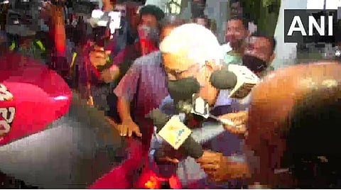 மூத்த ஐஏஎஸ்அதிகாரி சிவசங்கர் விசாரணை முடிந்து வெளியே வந்த காட்சி : படம் ஏஎன்ஐ