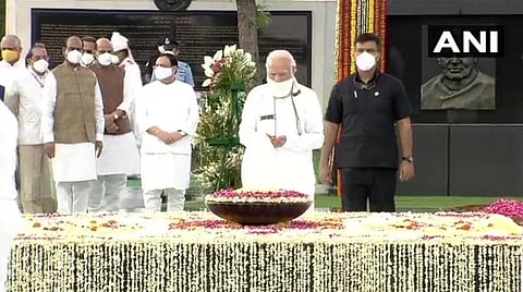 டெல்லியில் உள்ள வாஜ்பாய் நினைவிடத்தில் அஞ்சலி செலுத்திய பிரதமர் மோடி : படம் ஏஎன்ஐ