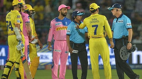 ஐபிஎல் தொடரில் நடுவரிடம் வாக்குவாதம் செய்த தோனி