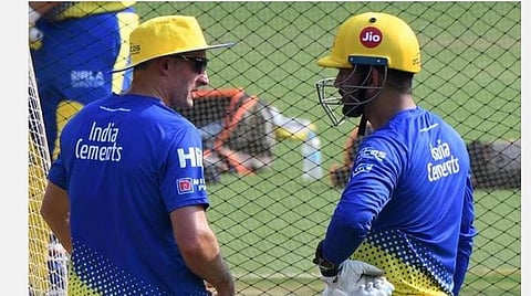 நான் என் பாணியில் ஆடுகிறேன், நன்றி; சற்றே இறுக்கத்துடன் கூறிய தோனி: கோச் மைக் ஹஸ்ஸி பகிர்வு