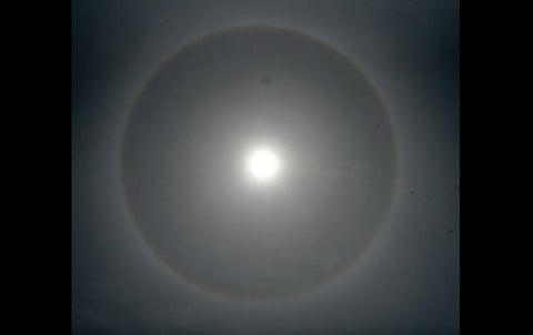 சென்னை மற்றும் புறநகர் பகுதிகளில் நேற்று வானம் மேகமூட்டத்துடன் காணப்பட்டது. இந்நிலையில் சூரியனைச் சுற்றி ஒளிவட்டம் தோன்றியது. படங்கள்: எம்.முத்துகணேஷ்