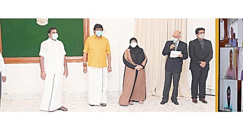 தமிழக வேலைவாய்ப்பு, பயிற்சி துறையின் ‘தமிழ்நாடு தனியார் துறை வேலை இணையம்’ மூலமாக தனியார் நிறுவனங்களால் பணிக்கு தேர்ந்தெடுக்கப்பட்டவர்களுக்கு பணிநியமன ஆணைகளை இணைய வழியில் முதல்வர் பழனிசாமி வழங்கினார். அருகில் அமைச்சர்கள் ராஜேந்திர பாலாஜி, நிலோபர் கபீல், தலைமைச் செயலாளர் கே.சண்முகம், தொழிலாளர், வேலைவாய்ப்பு துறை கூடுதல் தலைமைச் செயலாளர் முகமது நசிமுதீன், வேலைவாய்ப்பு, பயிற்சித் துறை இயக்குநர் வி.விஷ்ணு.