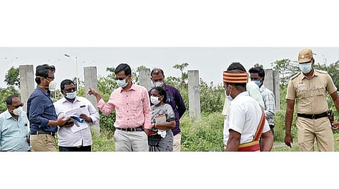 அடையாறு ஆற்றின் இரு கரை ஓரங்களிலும் ஆக்கிரமிப்பை தடுக்க தடுப்பு வேலி அமைக்கப்படுகிறது. அதை முழு ஊரடங்கு நாளான நேற்று செங்கல்பட்டு ஆட்சியர் ஜான்லூயிஸ் ஆதனூர், ஊரப்பாக்கம், மண்ணிவாக்கம் பகுதிகளில் ஆய்வு செய்தார். படம்: எம்.முத்துகணேஷ்