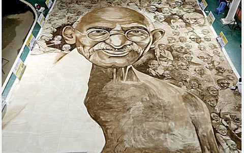 இந்துஸ்தான் சர்வதேச பள்ளி ஓவிய ஆசிரியர் கின்னஸ் சாதனை முயற்சியாக காபி தூளால் வரைந்த 2020 சதுர அடி பரப்பளவு மகாத்மா காந்தி ஓவியம்.