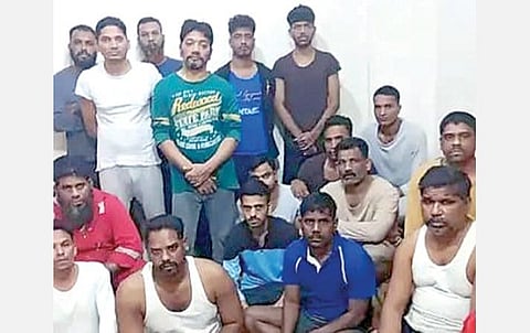 ஓமனில் சிறைபிடிக்கப்பட்டுள்ள இந்தியர்கள் 21 பேர் தங்களை மீட்க வேண்டும் என வாட்ஸ் அப்பில் வீடியோ பதிவிட்டுள்ளனர்.