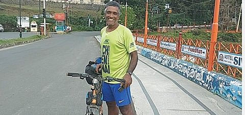 இ-பாஸ் கிடைக்காததால் தனது பெற்றோரைக் காண சென்னையில் இருந்து கொடைக்கானலுக்கு சைக்கிளில் வந்த வெங்கடேசன்.