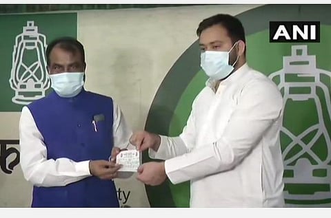 ராஷ்ட்ரிய ஜனதா தளம் கட்சியில் இணைந்த ஷியாம் ராஜக்கிற்கு அடையாள அட்டை வழங்கிய தேஜஸ்வி யாதவ் : படம் ஏஎன்ஐ