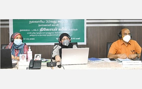 கட்டுமானத் தொழிலாளர்கள் நலவாரியத்தின் 32-வது கூட்டம் தொழிலாளர் நலத் துறை அமைச்சர் நிலோஃபர் கபீல் தலைமையில் சென்னையில் நேற்று நடந்தது. உடன் தொழிலாளர் ஆணையர் ஆர்.நந்தகோபால், கட்டுமானத் தொழிலாளர்கள் நல வாரிய செயலாளர் அ.யாஸ்மின் பேகம்.