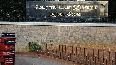 தமிழகத்தில் அனைத்து கல்லூரிகளின் செயல்பாடுகளை ஆய்வு செய்ய வழக்கு: உயர் கல்விச் செயலர் பதிலளிக்க உயர் நீதிமன்றம் உத்தரவு