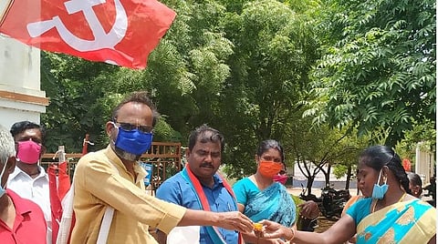 ஸ்டெர்லைட் ஆலை தீர்ப்பு: கோவில்பட்டியில் இனிப்பு வழங்கி கொண்டாட்டம்