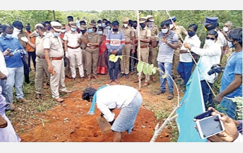 கஞ்சா விற்பனை போட்டியில் கொலை செய்யப்பட்டு முருகம்பாக்கம் வனப்பகுதியில் புதைக்கப்பட்ட சடலத்தை தோண்டி எடுக்கும் பணியில் ஈடுபட்டுள்ள போலீஸார் மற்றும் அதிகாரிகள்.