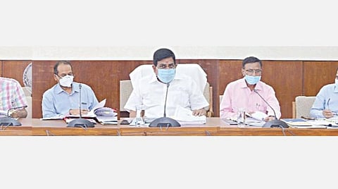 தமிழ்நாடு அரசு கேபிள் டிவி நிறுவனத்தின் 71-வது குழுமக் கூட்டம் அந்நிறுவனத்தின் தலைவரும், கால்நடை பராமரிப்புத் துறை அமைச்சருமான உடுமலை கே.ராதாகிருஷ்ணன் தலைமையில் சென்னை தலைமைச் செயலகத்தில் நேற்று நடந்தது. இதில், தகவல் தொழில்நுட்பவியல் துறை கூடுதல் தலைமைச் செயலாளர் ஹன்ஸ் ராஜ் வர்மா, தமிழ்நாடு மின்ஆளுமை முகமையின் தலைமை செயல் அலுவலர் மற்றும் மின்ஆளுமை ஆணையர் சந்தோஷ் கே.மிஸ்ரா, தமிழ்நாடு மின்னணு நிறுவன மேலாண்மை இயக்குநர் எம்.விஜயகுமார், அரசு கேபிள் டிவி நிறுவன மேலாண் இயக்குநர் பொ.சங்கர், நிதித் துறை இணை செயலாளர் எம்.அரவிந்த் மற்றும் உயர் அலுவலர்கள் கலந்துகொண்டனர்.